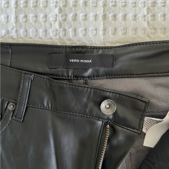 Vero Moda faux-leather pants. - Picture 2 of 4